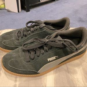 Mens 8 Puma memory foam low top. Great condition!